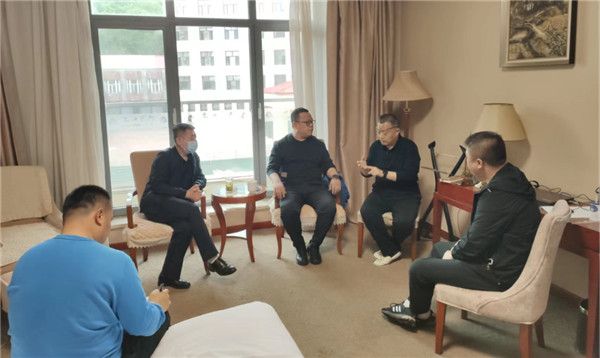 山東科技大學(xué)實(shí)用礦山壓力研究中心主任石永奎教授、郝建博士應(yīng)邀赴龍煤雙鴨山礦業(yè)集團(tuán)進(jìn)行技術(shù)交流